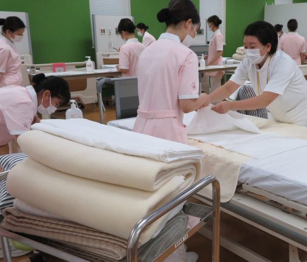 1年生 基礎看護技術演習 ベッドメイキングの演習 ムコジョ看護blog 1年生 基礎看護技術演習 ベッドメイキングの演習 ムコジョ看護blog